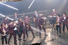 Official髭男dismと東京スカパラダイスオーケストラのセッションの様子。