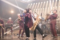 Official髭男dismと東京スカパラダイスオーケストラのセッションの様子。