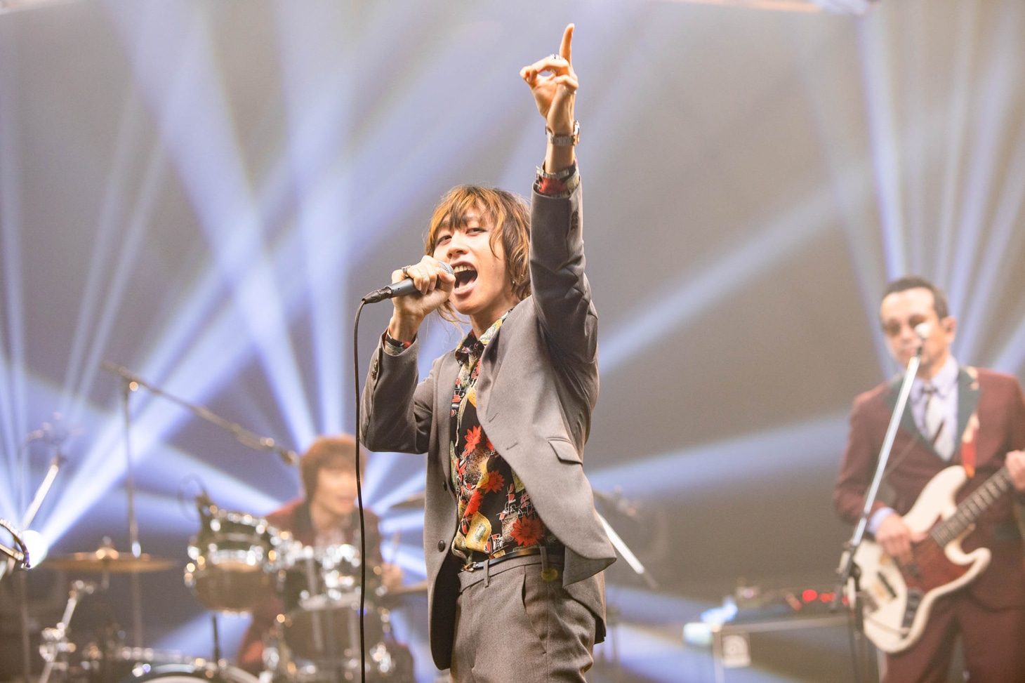 渋谷龍太（SUPER BEAVER）と東京スカパラダイスオーケストラのセッションの様子。