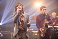 渋谷龍太（SUPER BEAVER）と東京スカパラダイスオーケストラのセッションの様子。