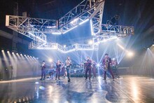 渋谷龍太（SUPER BEAVER）と東京スカパラダイスオーケストラのセッションの様子。