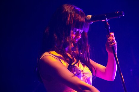 田村芽実「ワタシノアカシ▽」の様子。（写真：原田京子）