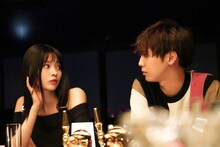 左から柊（八木アリサ）、綾瀬楓（片寄涼太）。(c)2019映画『午前0時、キスしに来てよ』製作委員会