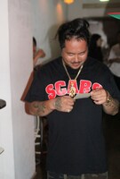 Tシャツを着用したA-THUG。