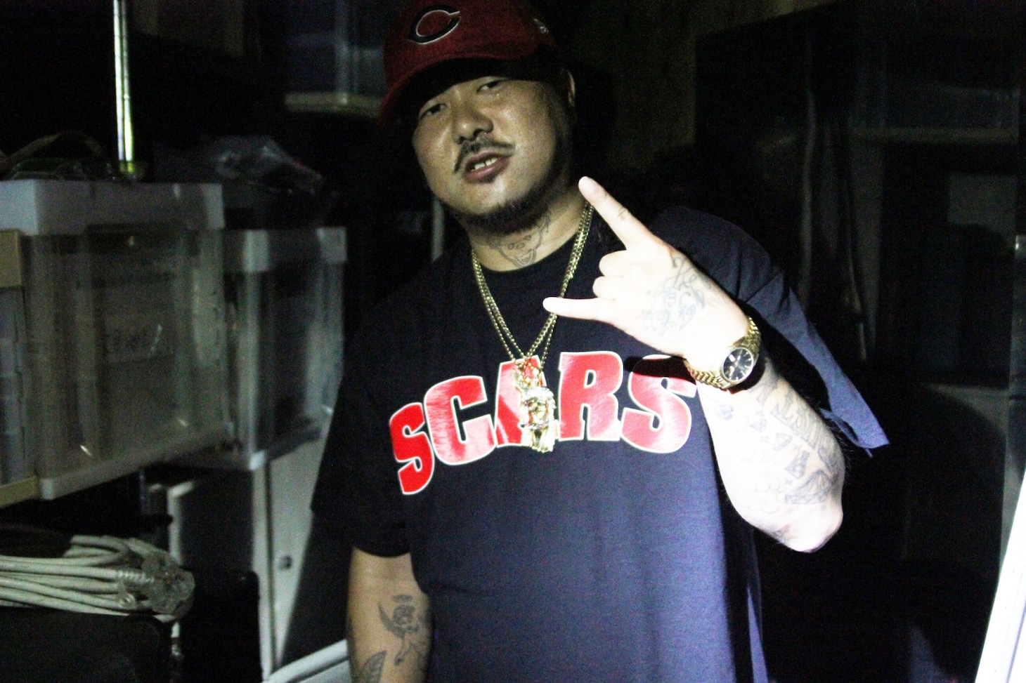 Tシャツを着用したA-THUG。