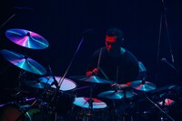 亀井亨（Dr）（撮影：岡田貴之）