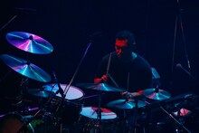 亀井亨（Dr）（撮影：岡田貴之）