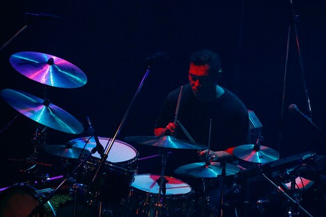 亀井亨（Dr）（撮影：岡田貴之）