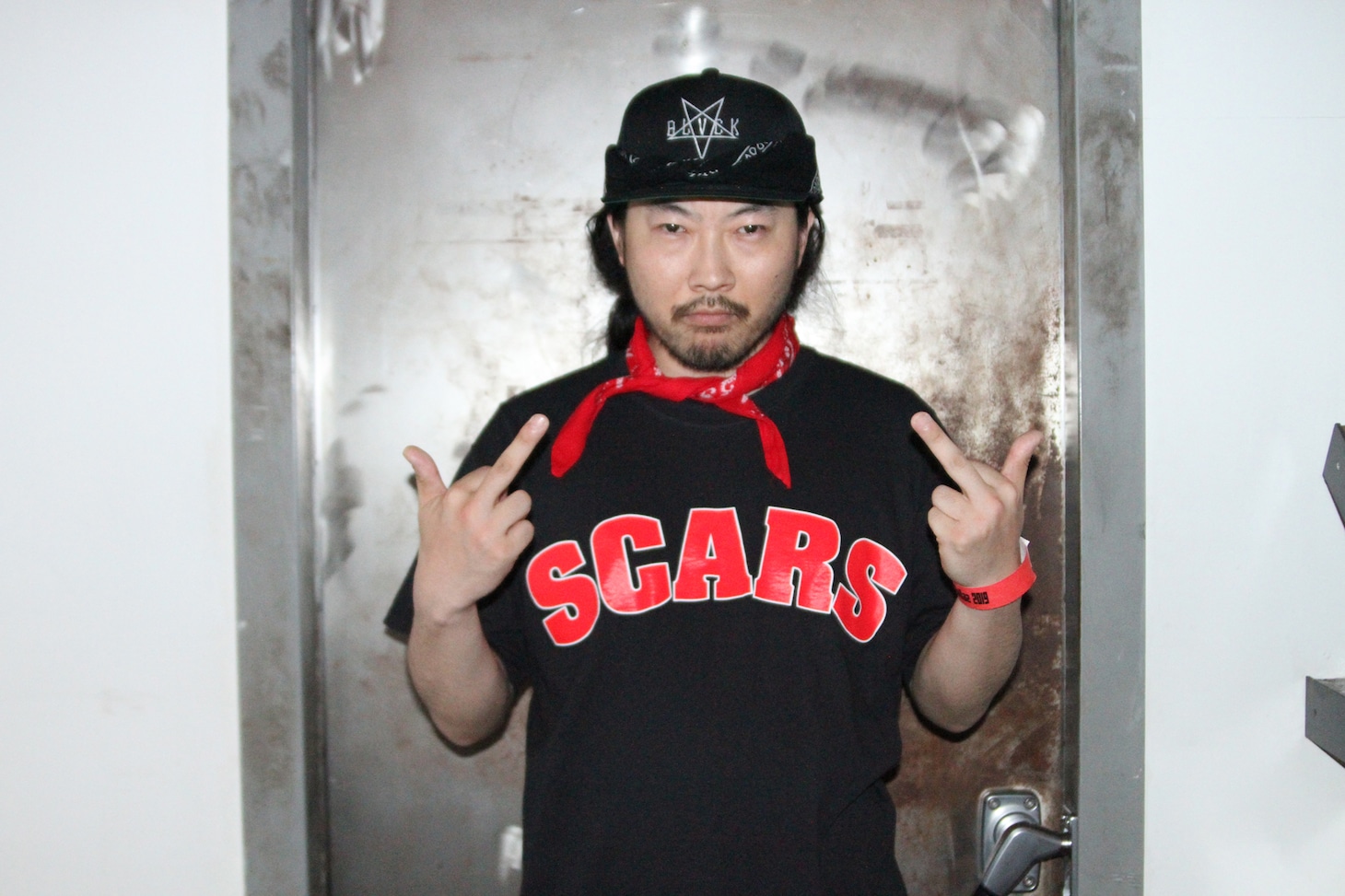 Tシャツを着用したJ-SCHEME。