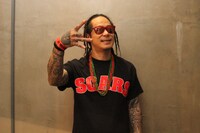 Tシャツを着用したKNZZ。