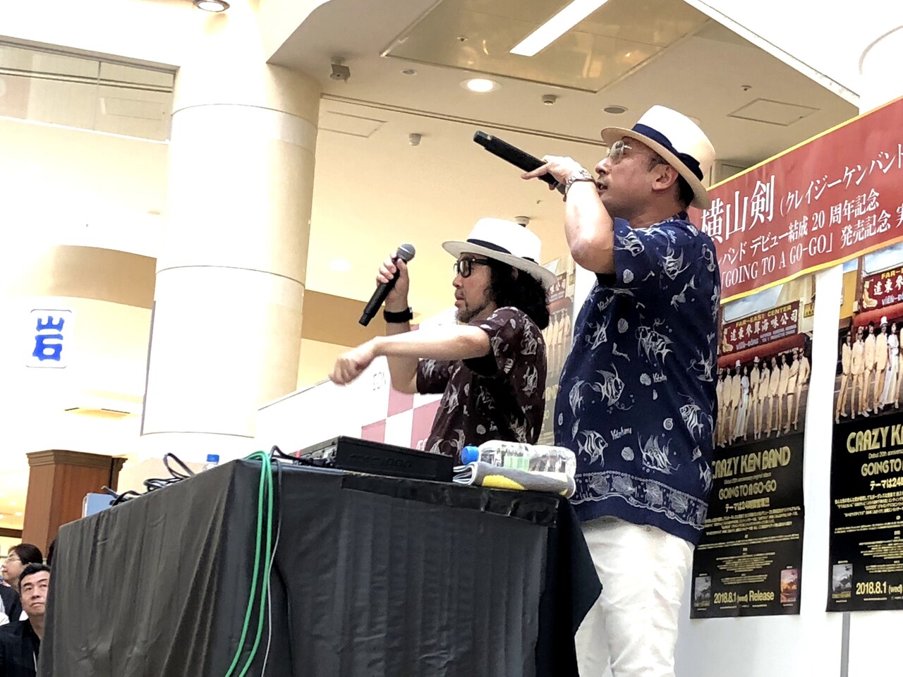 クレイジーケンバンド「PACIFIC」の実演販売、イイネ！記念撮影会開催