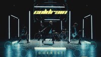 「COEXIST」MVのワンシーン。