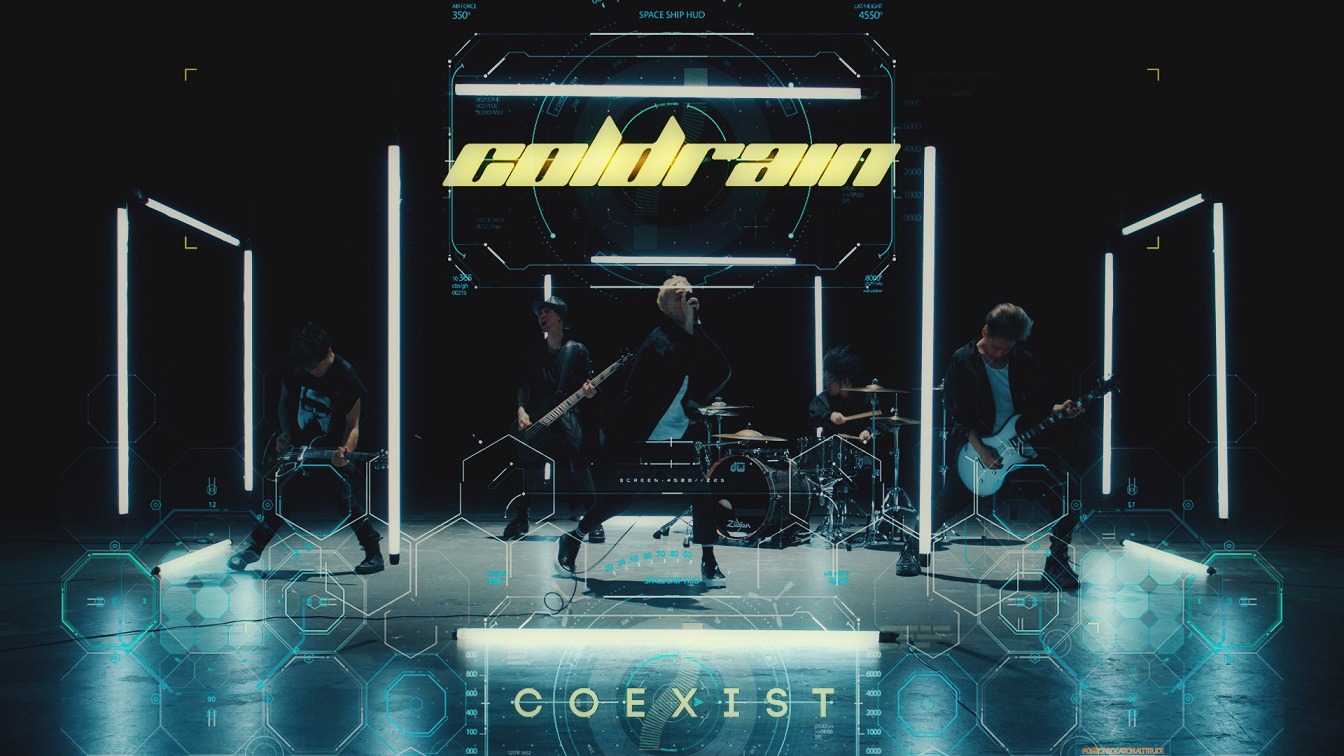 「COEXIST」MVのワンシーン。