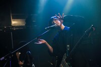 松本明人（Vo, G）（撮影：冨田味我）