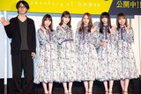 左から岩下力監督、乃木坂46の与田祐希、堀未央奈、桜井玲香、齋藤飛鳥、秋元真夏。
