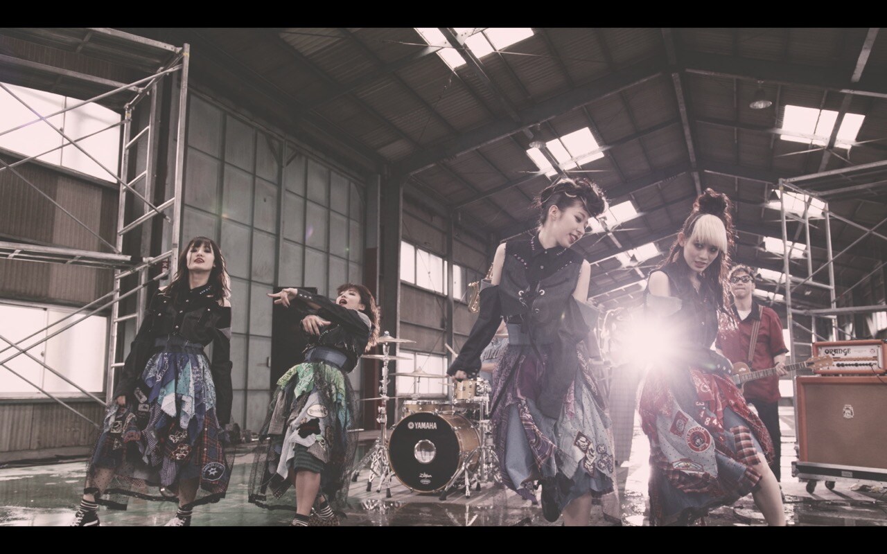 TEAM SHACHI「Rock Away」ミュージックビデオのワンシーン。