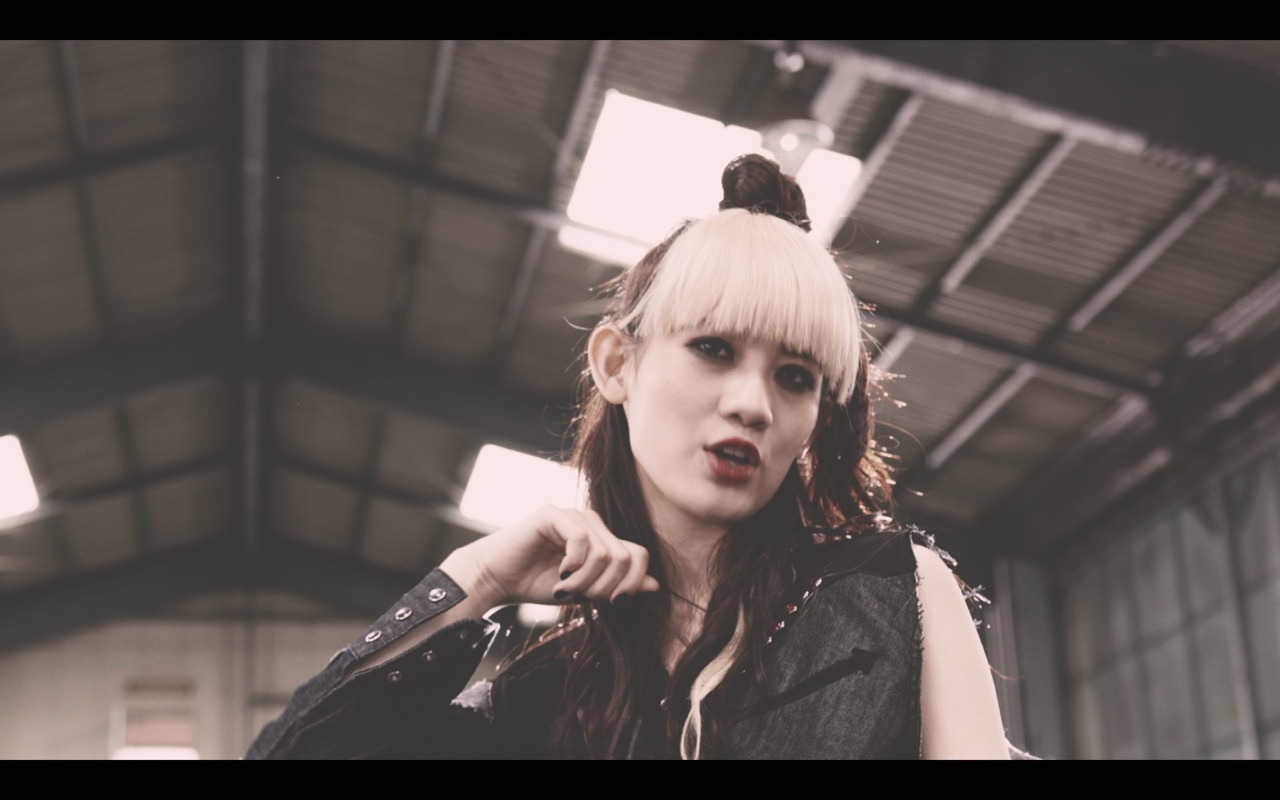 TEAM SHACHI「Rock Away」ミュージックビデオのワンシーン。