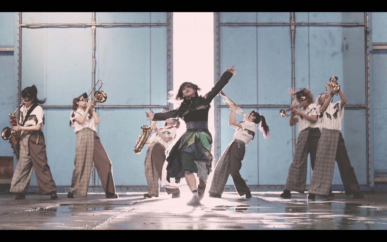 TEAM SHACHI「Rock Away」ミュージックビデオのワンシーン。