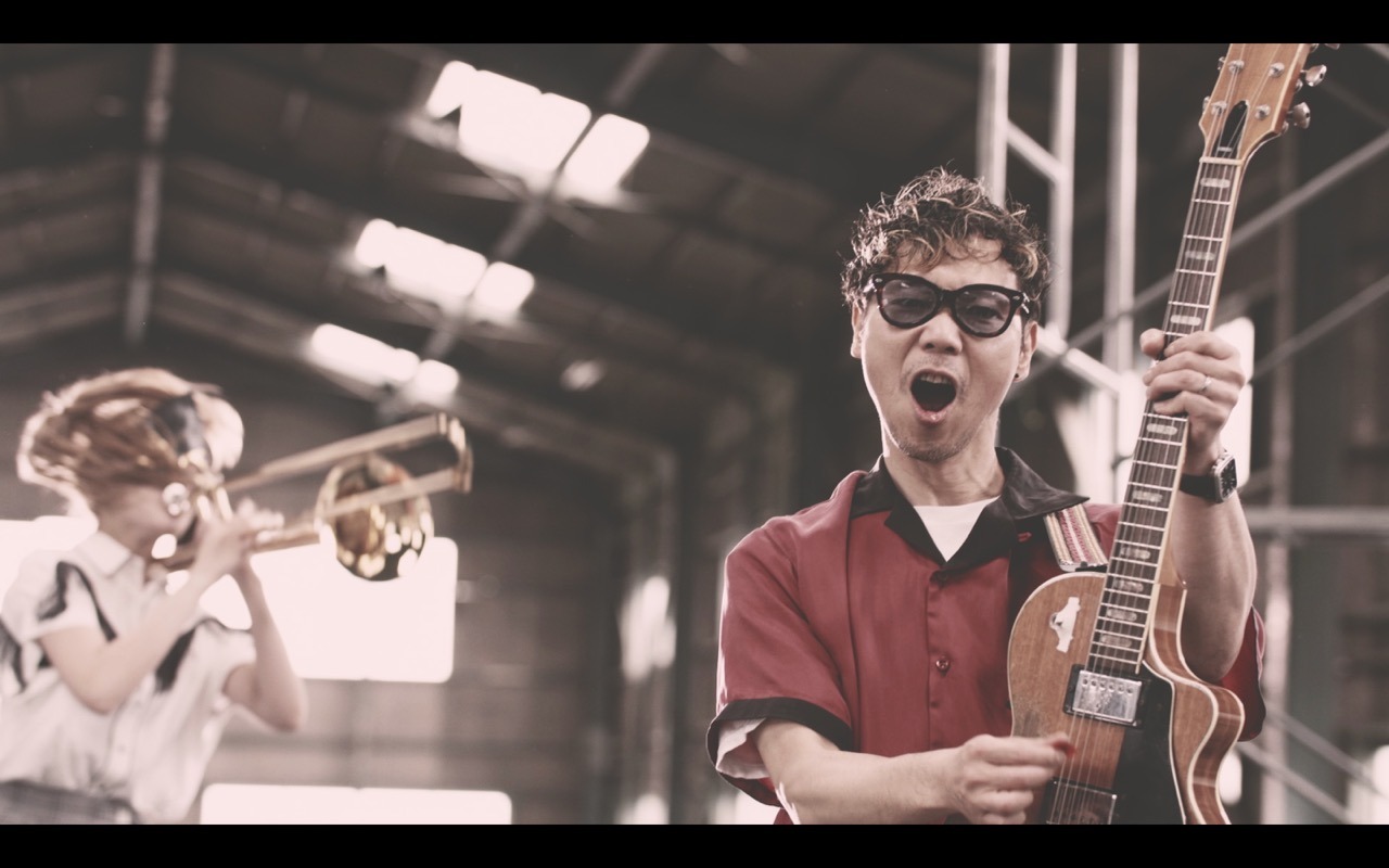 TEAM SHACHI「Rock Away」ミュージックビデオのワンシーン。
