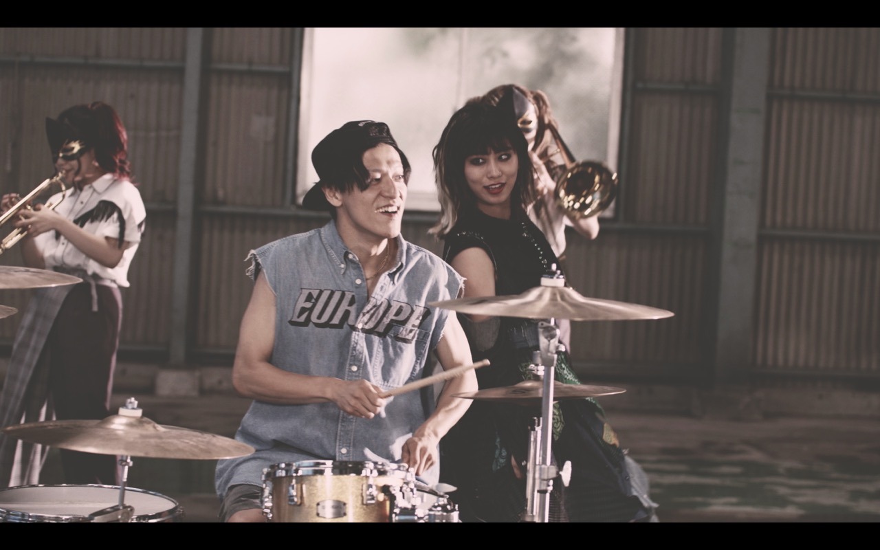 TEAM SHACHI「Rock Away」ミュージックビデオのワンシーン。