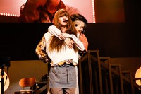 小川史記（手前）をハグする森英寿（奥）。（撮影：笹森健一）