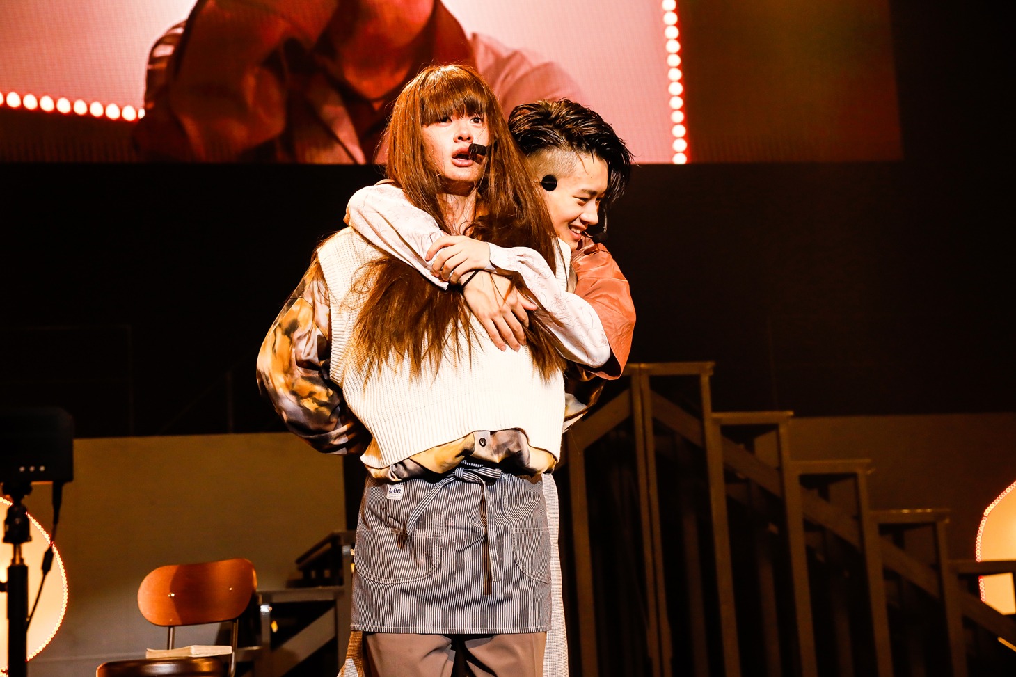 小川史記（手前）をハグする森英寿（奥）。（撮影：笹森健一）