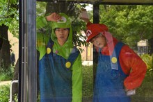 電話ボックスの中でポーズを決めるリョウガとユーキ。