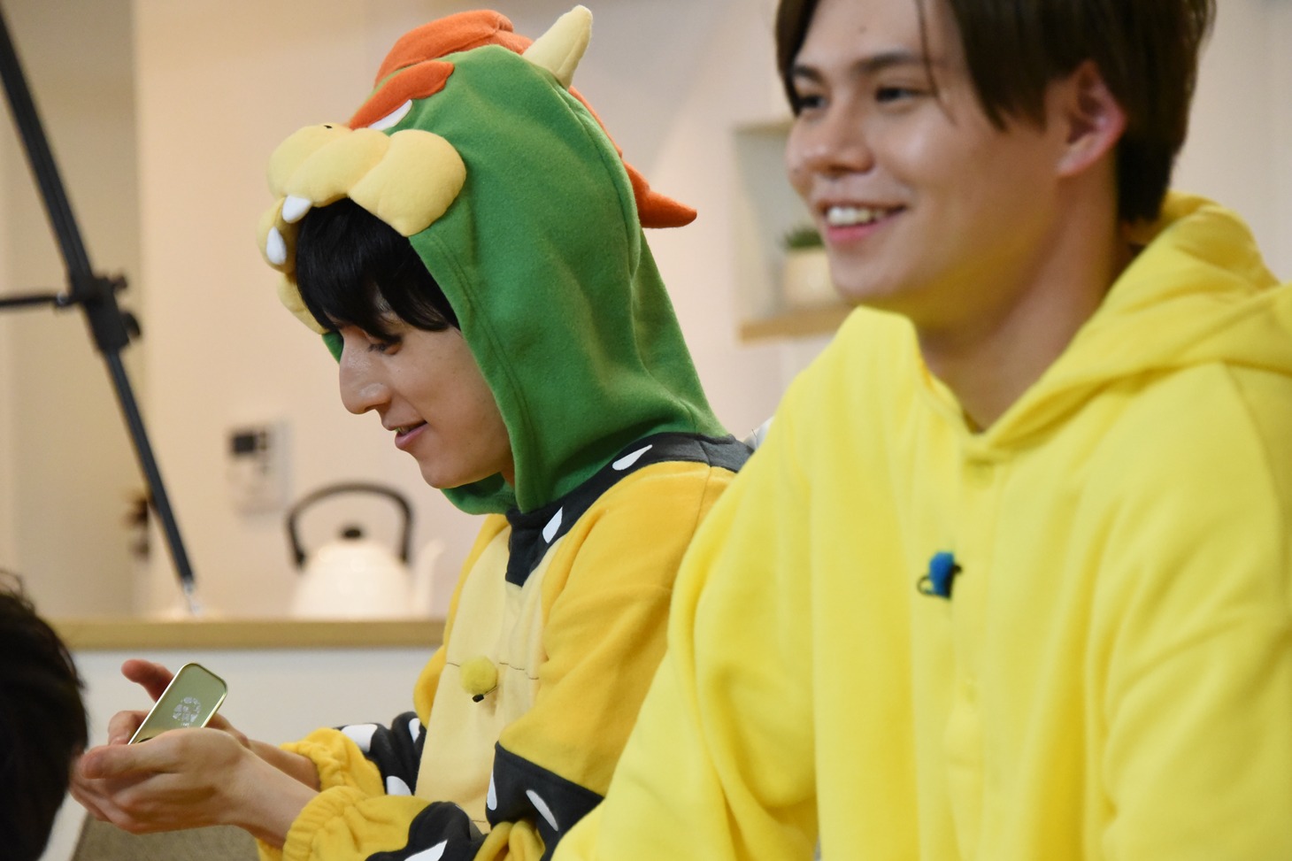 駄菓子を食べるユースケ（奥）。