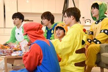 駄菓子を食べながらゲームをする超特急。