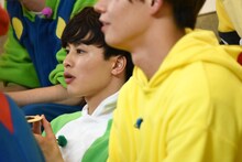 駄菓子を食べるタクヤ（奥）。