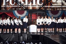 土生瑞穂の22歳の誕生日を祝う欅坂46メンバー。