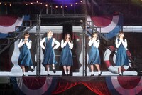 「バレエと少年」を歌う“156”のメンバー。