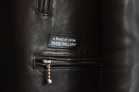 「Buffalo Parade」にあしらわれる連名レザーパッチ。