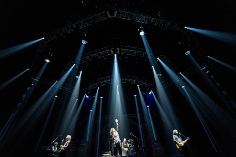 「THE YELLOW MONKEY SUPER JAPAN TOUR 2019 -GRATEFUL SPOONFUL-」7月7日公演の様子。（Photo by Mikio Ariga）