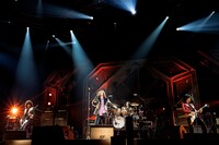 「THE YELLOW MONKEY SUPER JAPAN TOUR 2019 -GRATEFUL SPOONFUL-」7月6日公演の様子。（Photo by Mikio Ariga）