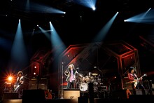 「THE YELLOW MONKEY SUPER JAPAN TOUR 2019 -GRATEFUL SPOONFUL-」7月6日公演の様子。（Photo by Mikio Ariga）