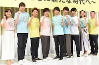 「24時間テレビ42 人と人 ～ともに新たな時代へ～」記者会見の様子。左から水卜麻美（日本テレビアナウンサー）、羽鳥慎一、嵐、浅田真央、徳光和夫。