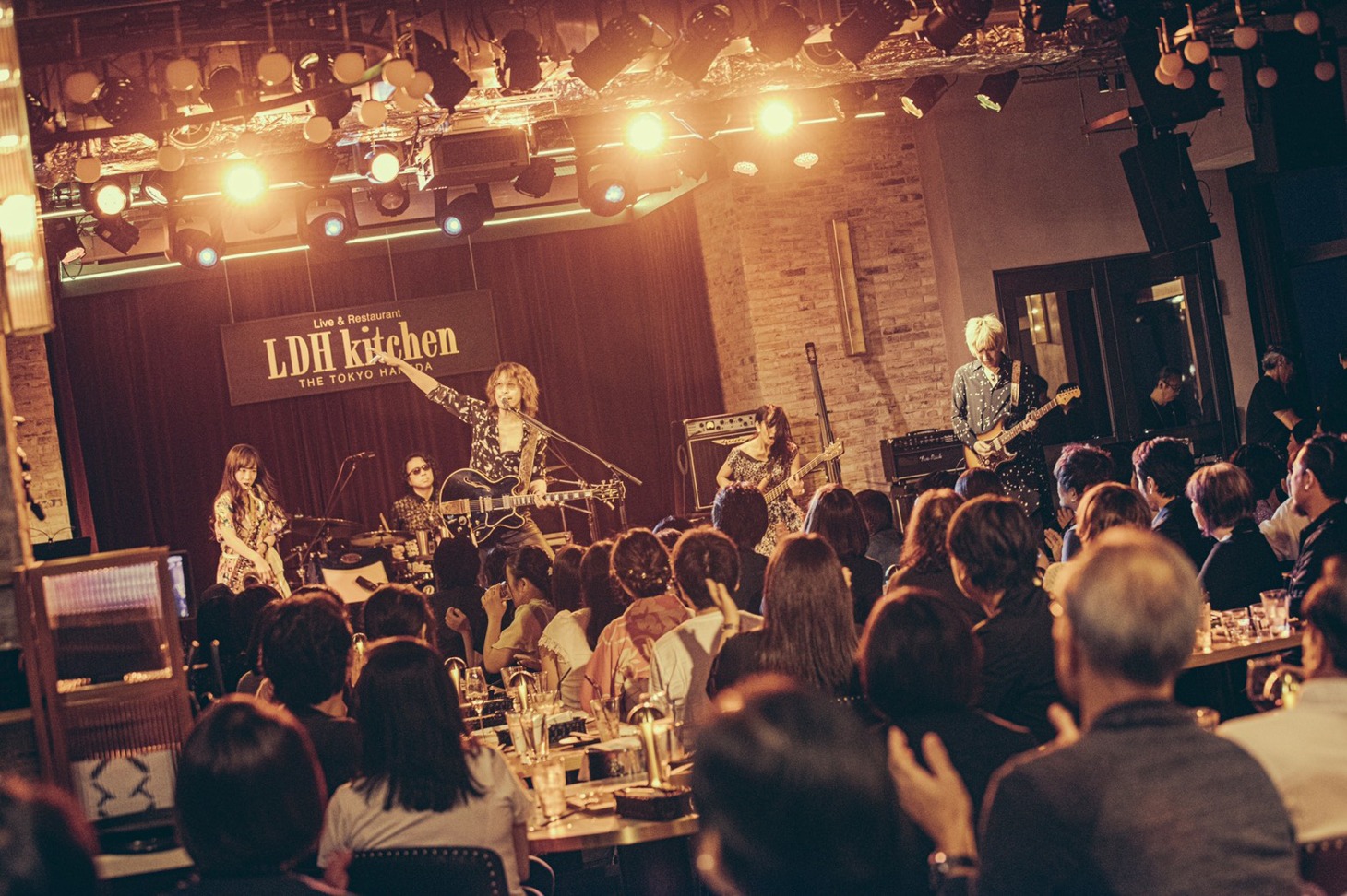 TAKURO「GLAY TAKURO Live in HANEDA "Journey without a map 2019"」の様子。（撮影：玉井信吾）