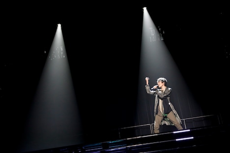 スポットライトを浴びながらソロで歌う小泉光咲（BATTLE BOYS SENDAI）。もう1つのスポットライトが照らすのはSENDAI出身の彼の相棒・宮世琉弥（M!LK）が立っていた位置。