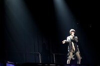 スポットライトを浴びながらソロで歌う小泉光咲（BATTLE BOYS SENDAI）。もう1つのスポットライトが照らすのはSENDAI出身の彼の相棒・宮世琉弥（M!LK）が立っていた位置。