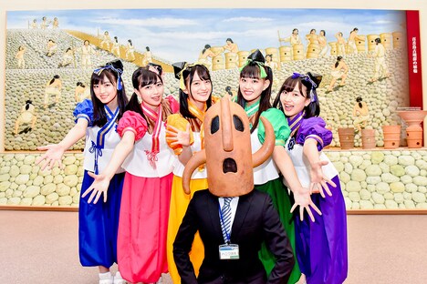 たこやきレインボーとハニワ課長。