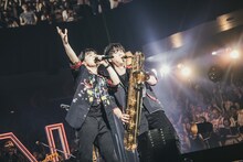 左から藤原聡（Vo, Pf）、楢崎誠（B, Sax）。（Photo by TAKAHIRO TAKINAMI）
