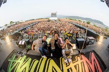 「WANIMA Good Job!! Release Party “WANIMA 天草の乱～『崎津集落』世界遺産登録1周年～”」の様子。（撮影：瀧本JON...行秀）