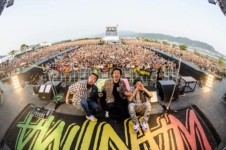 WANIMA凱旋野外ライブ「天草の乱」開催、観客1万5000人に語った地元へ 