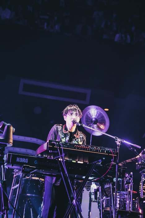 藤原聡（Vo, Pf）（Photo by TAKAHIRO TAKINAMI）