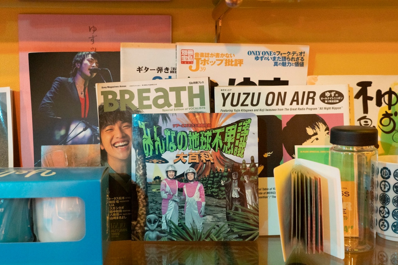 棚には所狭しとグッズがひしめく。