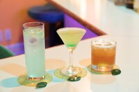 BARくず星オリジナルカクテル。左から、桜木町、君宛のメロディー、カナリア。（ドリンク各種800円～）