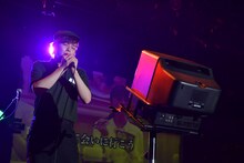 「牛丼の歌」を歌う岸洋佑。（撮影：藤森勇気）