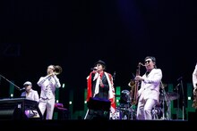 東京スカパラダイスオーケストラと奥田民生のセッションの様子。（撮影：ほりたよしか）