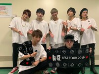 Da-iCEとAAAの與真司郎（手前左）、末吉秀太（手前右）。